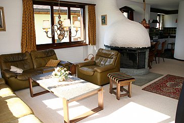 Ferienwohnung in Klosters - Wohnzimmer mit Kamin