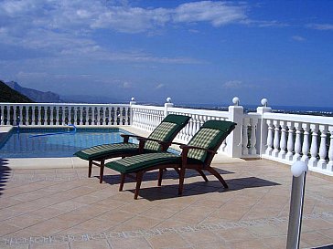 Ferienhaus in Dénia - Pool und Terrasse