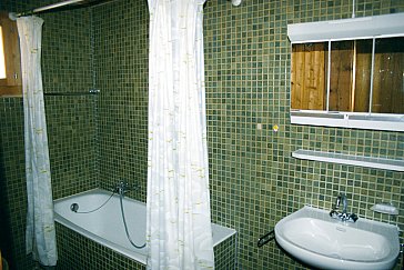 Ferienwohnung in Les Crosets-Val d'Illiez - Badezimmer mit Badewanne