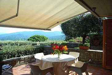 Ferienhaus in Punta Ala - Terrasse mit Sonnenschutz im Erdgeschoss