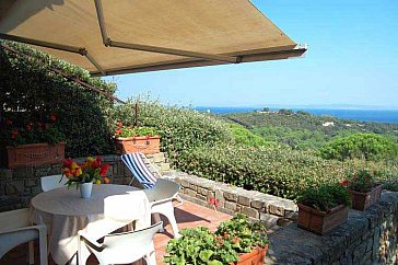 Ferienhaus in Punta Ala - Terrasse im EG mit Blick ins Grüne und Meerblick