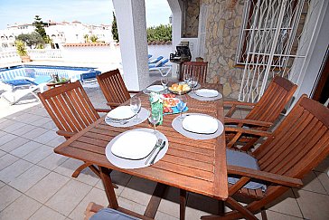 Ferienhaus in Ampuriabrava - Überdachte Terrasse mit Grill