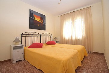Ferienhaus in Ampuriabrava - Schlafzimmer mit Doppelbett und Fliegengitter