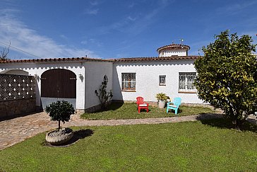 Ferienhaus in Ampuriabrava - Einfahrtsbereich mit PKW Stellplatz