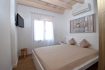 Ferienwohnung in Ampuriabrava - Schlafzimmer mit Doppelbett, Klima, Einbauschrank