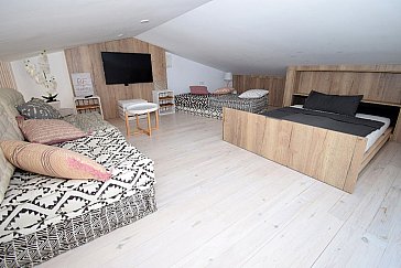 Ferienwohnung in Ampuriabrava - Empore mit: grossen Relax-Sofas, SAT-TV, Klima