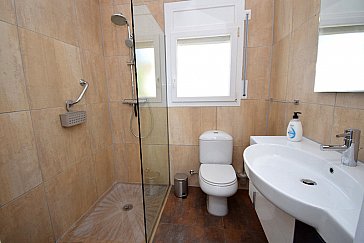 Ferienwohnung in Ampuriabrava - Badezimmer mit ebenerdiger Dusche, Waschbecken, WC