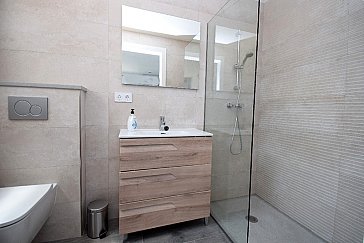 Ferienwohnung in Ampuriabrava - Badezimmer mit ebenerdiger Dusche, WC, Waschbecken