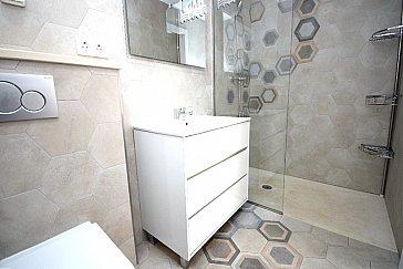 Ferienhaus in Ampuriabrava - Badezimmer mit ebenerdiger XXL-Dusche