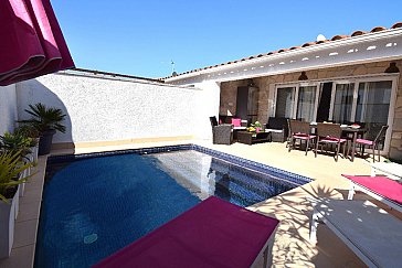 Ferienhaus in Ampuriabrava - Pool mit Sonnenliegen