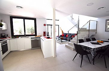 Ferienhaus in Ampuriabrava - Wohn- u. Esszimmer mit 3x Zugang zum Pool