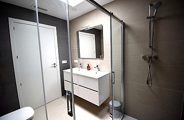 Ferienhaus in Ampuriabrava - Badezimmer mit ebenerdiger XXL-Dusche und WC