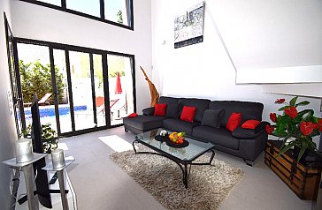 Ferienhaus in Ampuriabrava - Wohnzimmer mit Couchgarnitur, SAT-TV