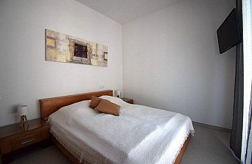 Ferienhaus in Ampuriabrava - Schlafzimmer Doppelbett, SAT-TV und Kleiderschrank