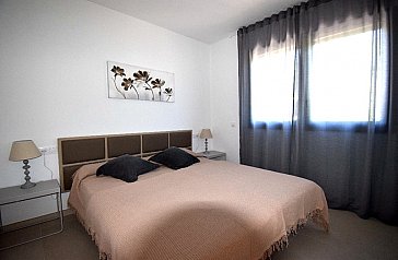 Ferienhaus in Ampuriabrava - Schlafzimmer mit Doppelbett, SAT-TV, Schrank