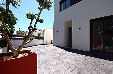 Ferienhaus in Ampuriabrava - Einfahrt u. Pkw-Stellplätze