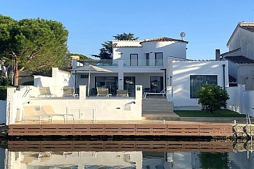 Ferienhaus in Ampuriabrava - Zugang zum Kanal und kleiner Gartenbereich