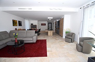 Ferienhaus in Ampuriabrava - Wohnzimmer mit Leder-Couchgarnitur mit grossem TV