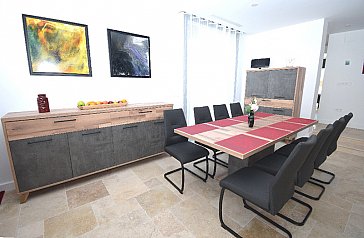 Ferienhaus in Ampuriabrava - Essbereich mit Tisch und Stühlen