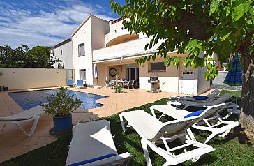 Ferienhaus in Ampuriabrava - Grünanlage mit Sonnenliegen u. Grill