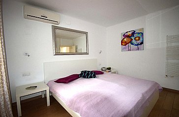 Ferienhaus in Ampuriabrava - Schlafzimmer Doppelbett, SAT-TV, Klima