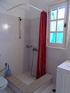 Ferienhaus in Agia Fotia - Kleines Bad mit Dusche und WC
