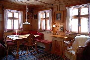 Ferienhaus in Gargellen - Wohnbereich mit traditionellem Bauernschrank