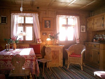 Ferienhaus in Gargellen - Das Wohnzimmer mit grossem Esstisch