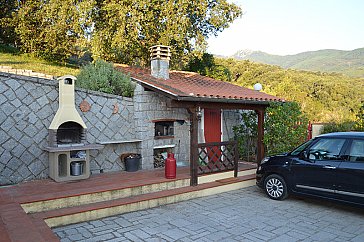 Ferienhaus in Marina di Campo - Aussenbereich mit Grill und Pizza-Ofen