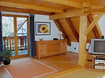 Ferienwohnung in Hohnstein - Wohnzimmer mit Blick zum Balkon