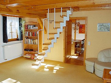 Ferienwohnung in Hohnstein - Wohnzimmer mit Treppe zur 3.Schlafmöglichkeit