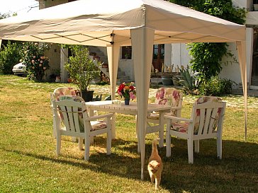 Ferienwohnung in Murazzano - Sitzplatz auf dem Hof