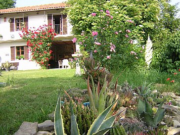 Ferienwohnung in Murazzano - Haupthaus mit Garten