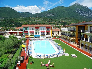 Ferienwohnung in Toscolano Maderno - Innenansicht mit Pool