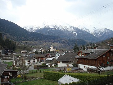 Ferienwohnung in Fiesch - Sicht zu Dorf und Bahn