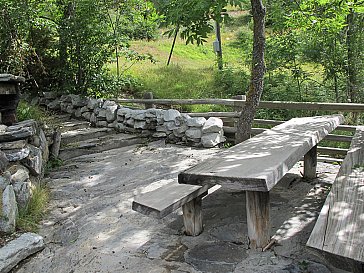 Ferienhaus in Leuk - Holztisch aussen mit Grill