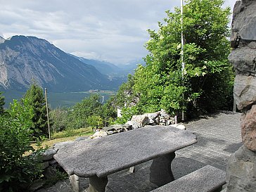 Ferienhaus in Leuk - Steintisch auf Terrasse vor dem Chalet