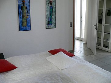 Ferienhaus in Tijarafe - Schlafzimmer mit Zugang zur Poolterrasse