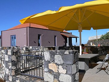 Ferienhaus in Tijarafe - Frühstücksterrasse mit grossem Schirm