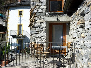 Ferienhaus in Moghegno - Eigene Frühstücksterrasse mit Sonne ab ca 9.00