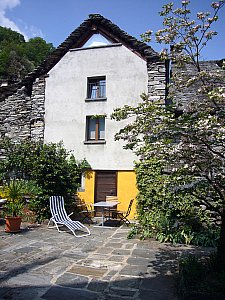 Ferienhaus in Moghegno - Eigener Platz vor dem Haus