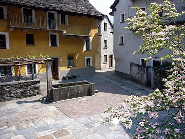 Ferienhaus in Moghegno - Piazzetta mit Dorfbrunnen vor dem Haus