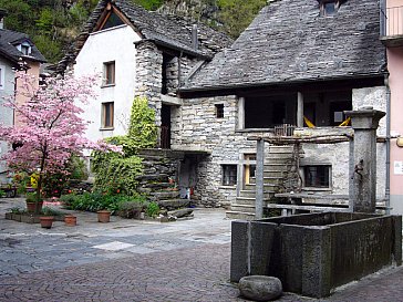 Ferienhaus in Moghegno - Piazzetta mit Dorfbrunnen und sonnigem Platz