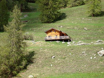 Ferienhaus in S-charl - Häuschen vom Parkplatz aus