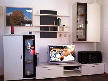 Ferienwohnung in Lü - Wohnwand mit grossem TV-Gerät