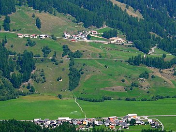 Ferienwohnung in Lü - Im Vordergrund Dorf Fuldera, im Hintergrund Lüsai