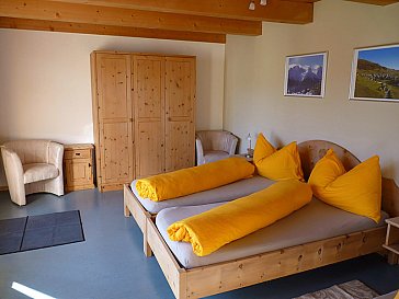 Ferienwohnung in Ftan - Schlafzimmer mit Arvenmöbel (Zirbelkiefer)