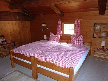 Ferienhaus in Lenzerheide - Schlafzimmer mit Doppelbett