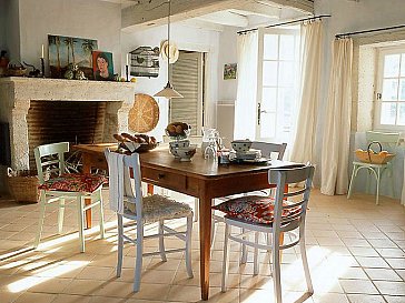 Ferienhaus in Petit Bersac - Esstisch vor dem Küchenkamin