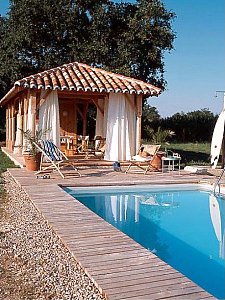 Ferienhaus in Petit Bersac - Das Poolhaus mit Sonnendecks